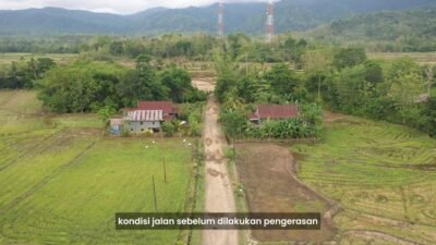 Kerja Nyata, Paslon Araska Kerahkan Pekerja Perbaiki Jalan Berlubang di Desa Galung