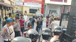 Orasi Belum Usai, Polisi Sudah Seret Advokat! Aksi di Polrestabes Meledak